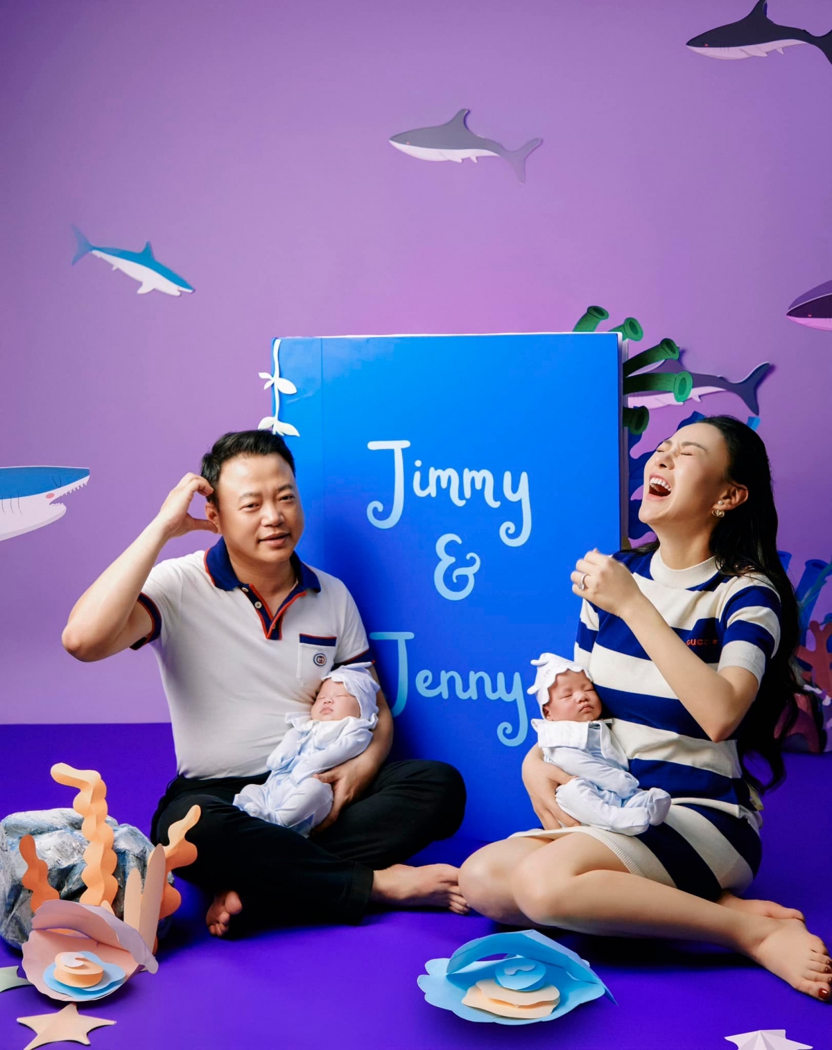 Phương Oanh đăng ảnh chúc mừng sinh nhật Shark Bình. “Baby shark do do do do. Ba mẹ con chúc daddy Nguyễn Hòa Bình tuổi mới biết cách thả tim hơn nhé”, nữ diễn viên hài hước viết. Trong tấm hình, người đẹp được phen "cười thả ga" vì hành động "thả tim" đầy bối rối, ngượng nghịu của ông xã khi chụp ảnh. (Nguồn: FBNV)