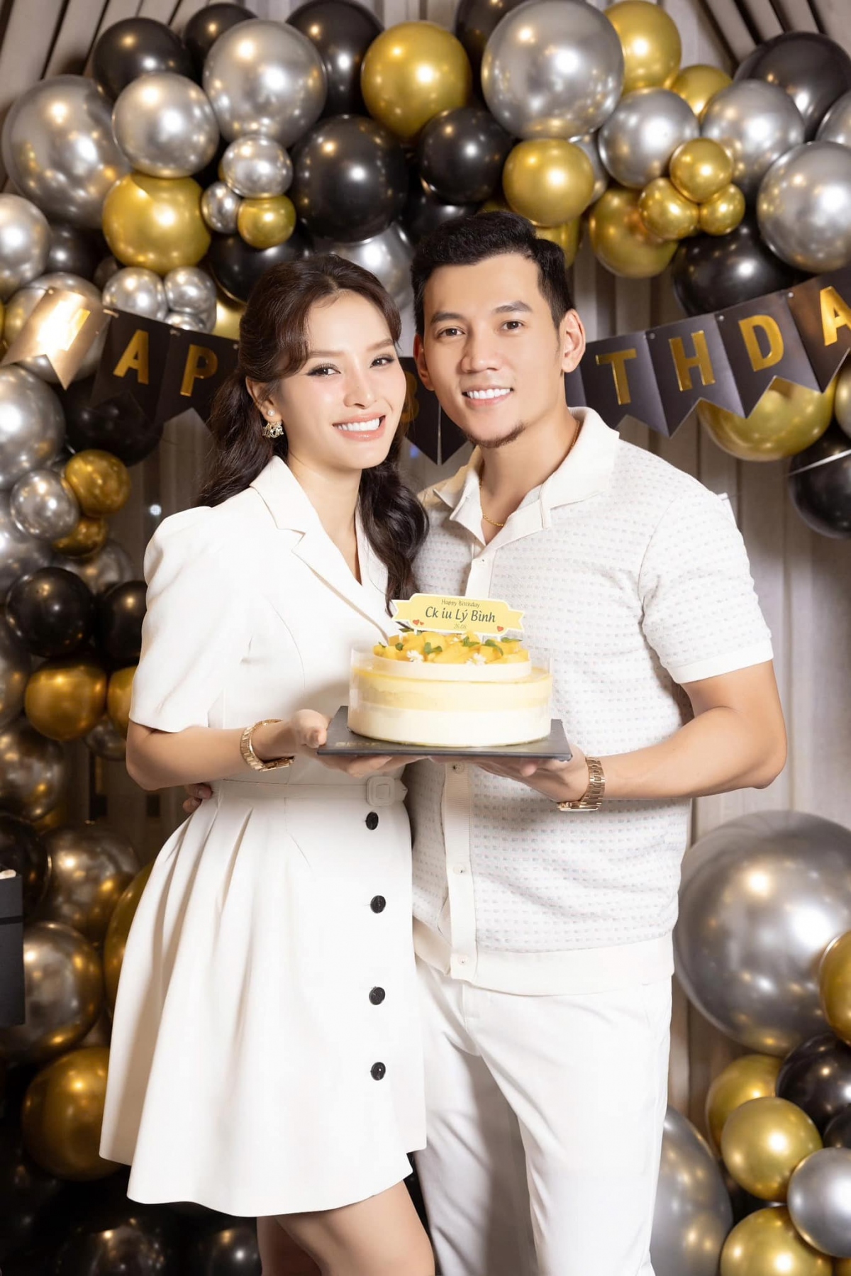 Phương Trinh Jolie mừng sinh nhật ông xã Lý Bình. “Chúc ông xã luôn nhiều sức khoẻ để bên cạnh chăm sóc và yêu thương 4 mẹ con em”, nữ ca sĩ nhắn nhủ tới chồng. (Nguồn: FBNV)