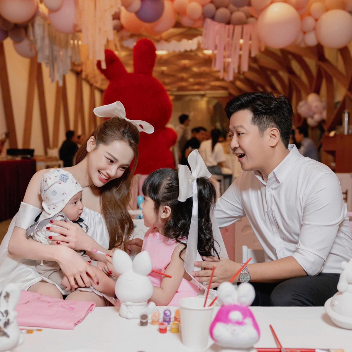 Trường Giang đăng ảnh gia đình 4 người hạnh phúc.