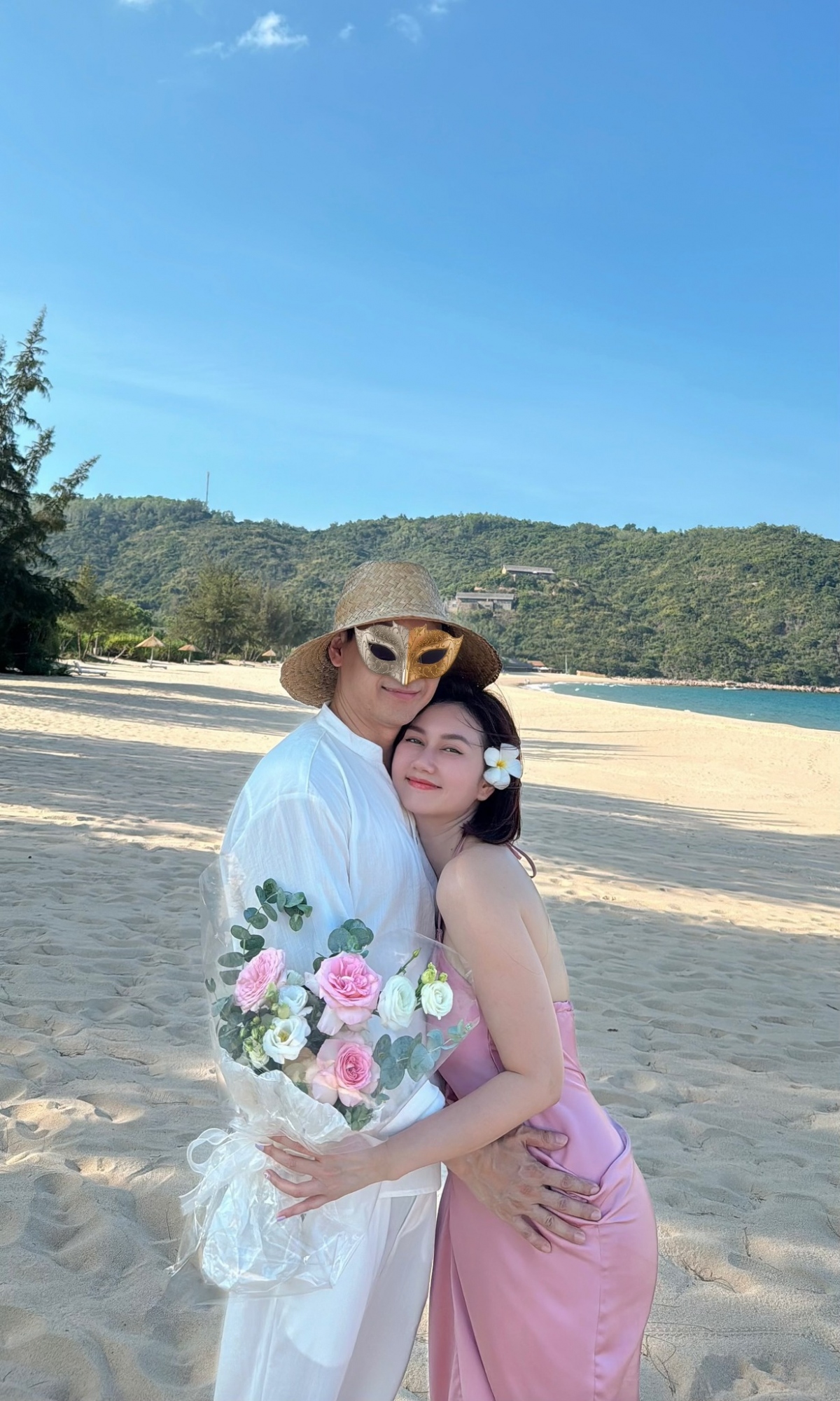 Diễn viên Hương Giang tình tứ bên bạn trai. “Thôi, rời xa thị phi sóng gió, về với ‘bình yên’ của em thôi”, cô viết. (Nguồn: FBNV)