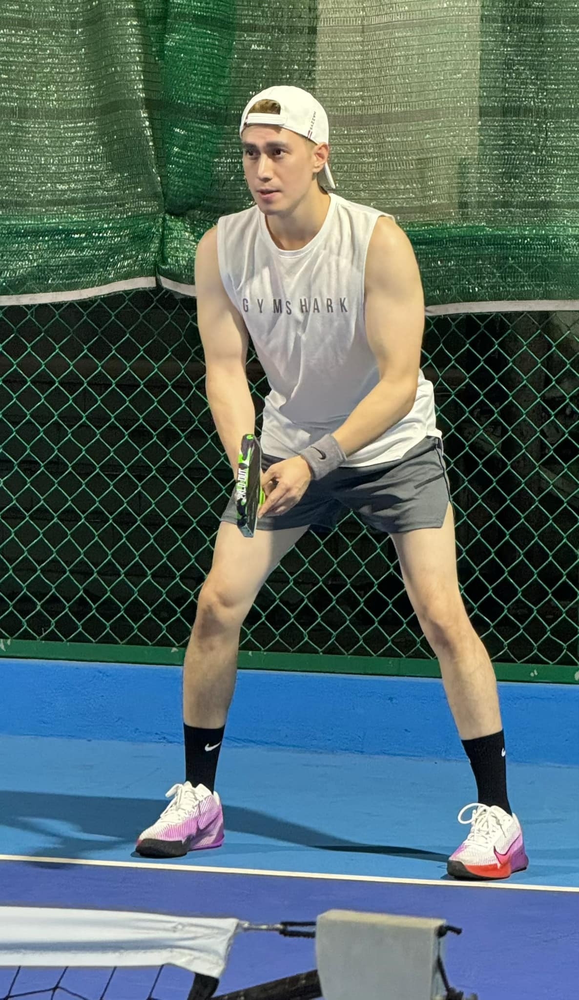 Việt Anh đăng ảnh chơi Pickle Ball kèm chú thích: "Một tâm hồn đẹp luôn cần một thể xác phải khoẻ mạnh. Thể thao sẽ giúp bạn có 2 điều này một cách tự nhiên nhất. Hãy duy trì thể thao giống như ta ăn uống hàng ngày nhé".