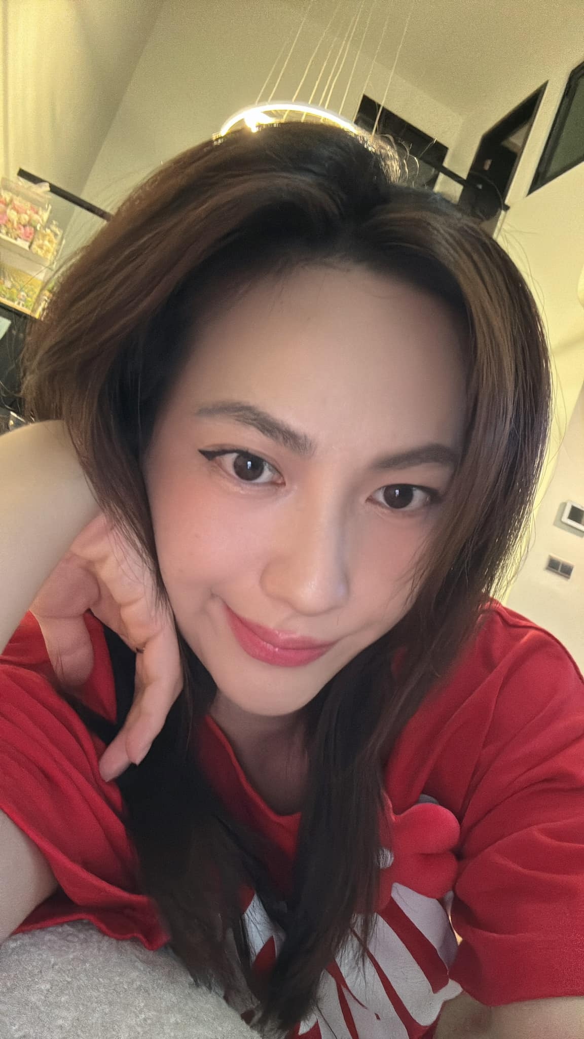 “Được một chiều vẽ vời cái mặt điệu, định đi ra ngoài hẹn hò thì làm xong là mưa”, Phương Anh Đào khoe mặt mộc không góc chết. (Nguồn: FBNV)