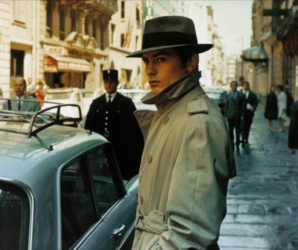 Diễn xuất của Alain Delon được đánh giá cao khi tham gia phim Le Samouraï (1967). Ông thủ vai Jeff Costello, một sát thủ chuyên nghiệp sống cô độc và tuân thủ nghiêm ngặt những quy tắc riêng. 
