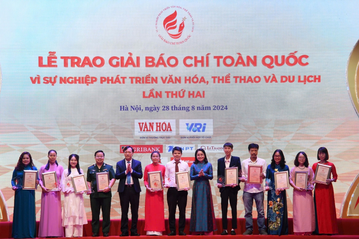 Các tác giả nhận giải Ba.