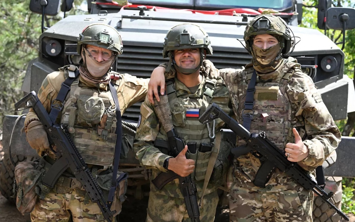 Hồi tháng 1/2024, Puello bay tới Nga, sống một thời gian ở Moscow rồi tới tỉnh Donetsk để gia nhập lữ đoàn quốc tế mang tên Pyatnashka.