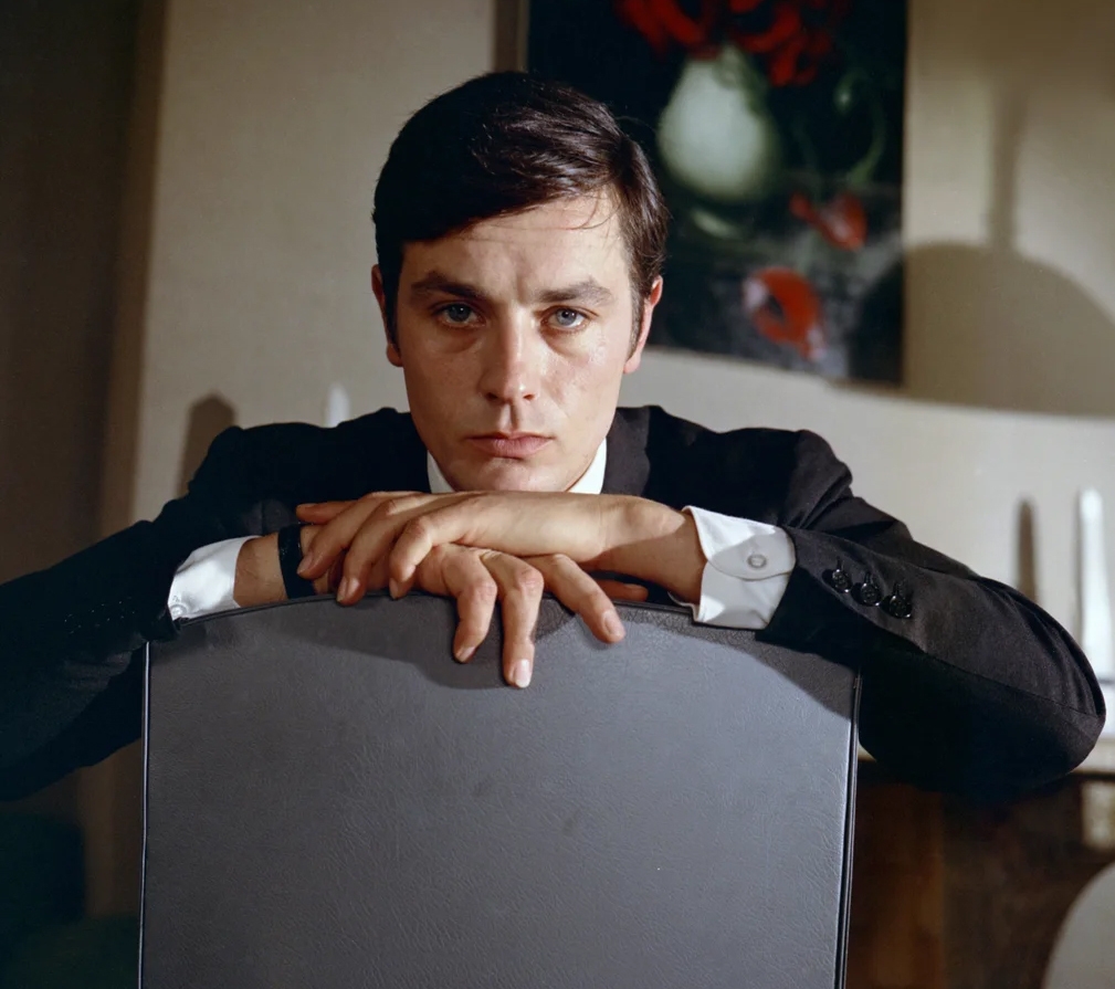 Về các giải thưởng, Alain Delon đã giành giải César, giải thưởng tương đương với giải Oscar của Pháp hạng mục Nam diễn viên chính xuất sắc nhất năm 1985 cho vai diễn trong phim Our Story. Ông cũng được đề cử giải Quả cầu vàng cho vai diễn Tancredi trong bộ phim The Leopard. Ngoài ra, Alain Delon nhận được nhiều giải thưởng danh dự, bao gồm giải Gấu vàng tại Liên hoan phim Berlin năm 1995, Cành cọ vàng tại Liên hoan phim Cannes năm 2019,...