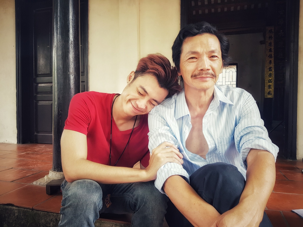 Vương Anh Ole và NSND Trung Anh diễn xuất trong "Về nhà đi con"