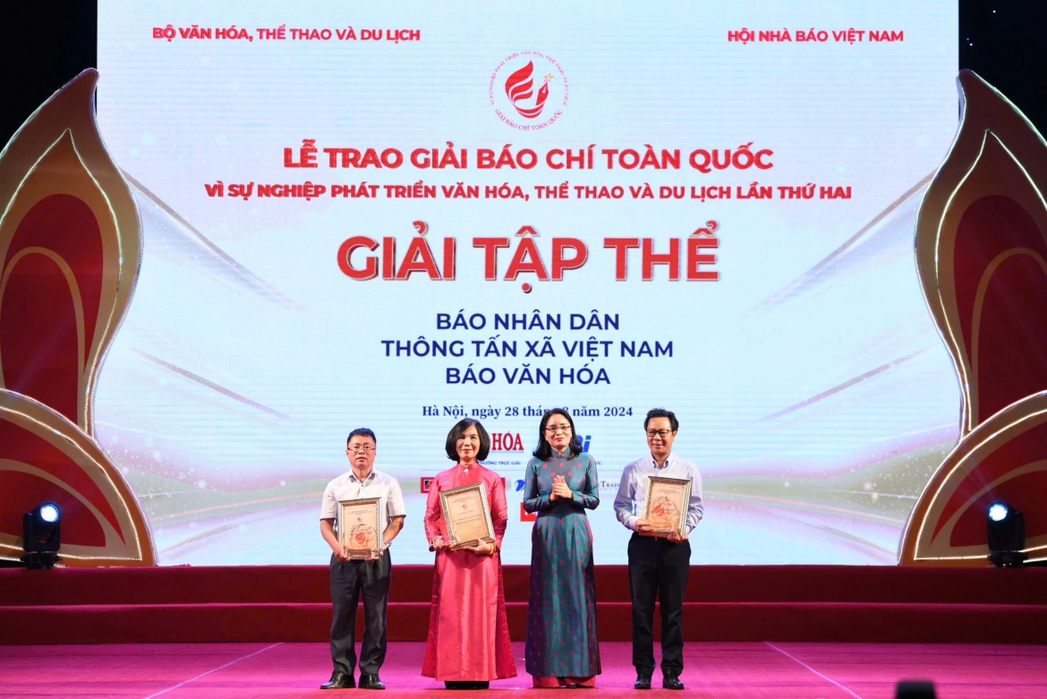 BTC trao 3 giải tập thể đồng hạng cho Báo Nhân Dân, Báo Văn hoá và Thông tấn xã Việt Nam; là các cơ quan báo chí có nhiều tác phẩm tham dự giải, đạt kết quả cao.