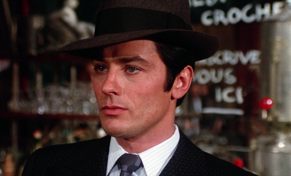 Khi tuổi ngày càng cao, Alain Delon không tham gia phim ảnh ngoài vai diễn trong trong hai loạt phim ngắn "Fabio Montale" (2002) và "Frank Riva" (2003-2004). Năm 2005, ông được phong làm Sĩ quan trong Quân đoàn danh dự của Pháp vì những đóng góp của ông cho nền điện ảnh thế giới.