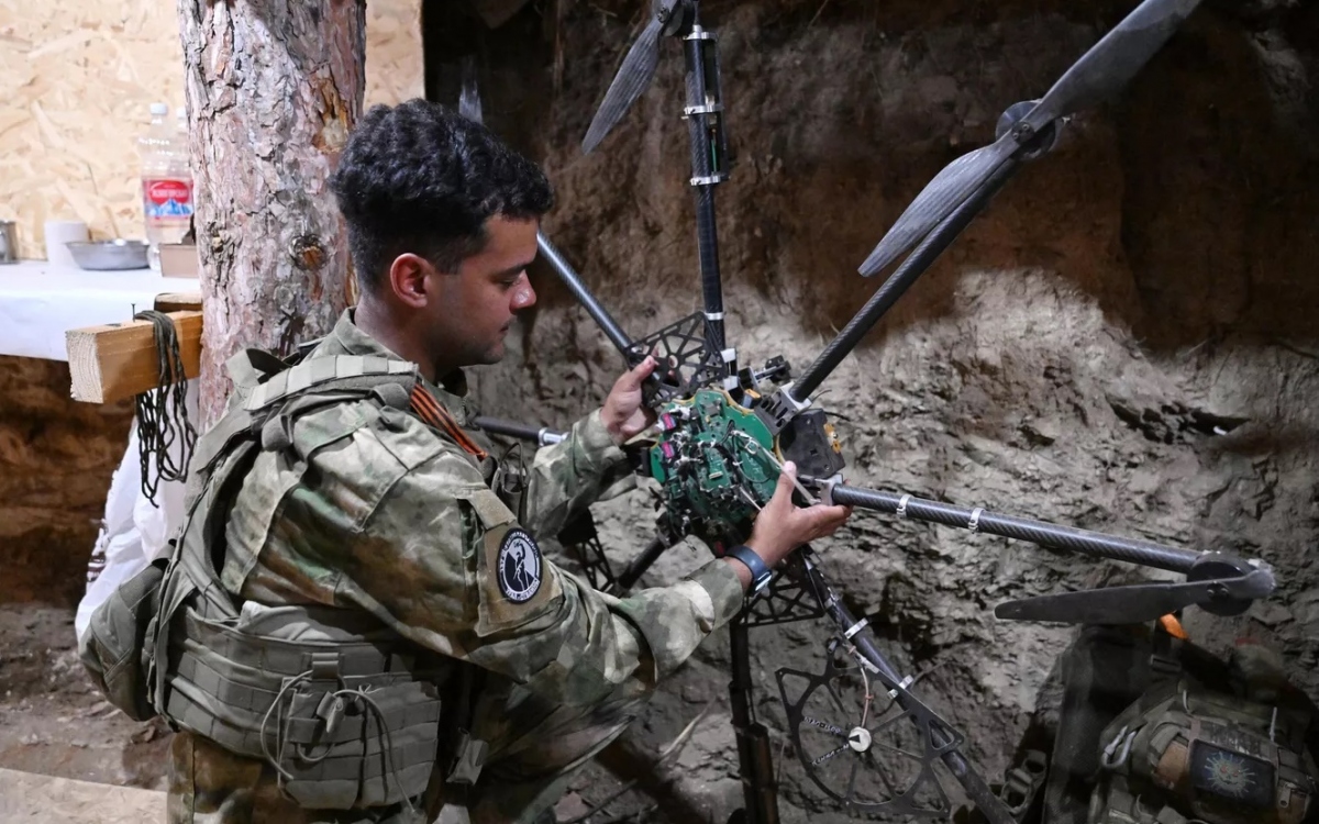 Puello bên một thiết bị bay không người lái (UAV).