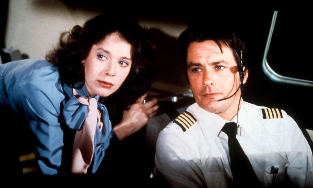 Tài tử Alain Delon đóng cùng Sylvia Kristel trong The Concorde... Airport '79' (1979). Ông vào vai một phi công. 