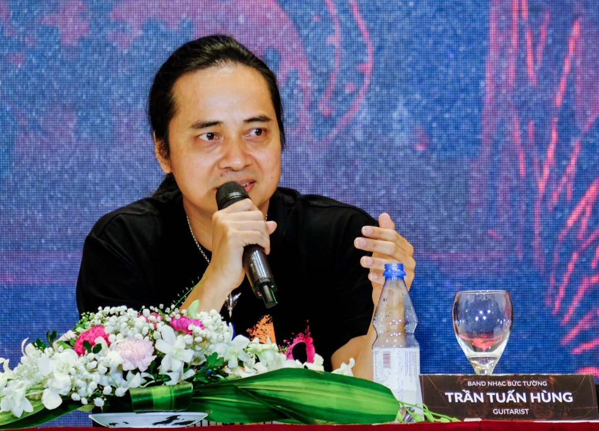 Guitarist Trần Tuấn Hùng chia sẻ tại họp báo