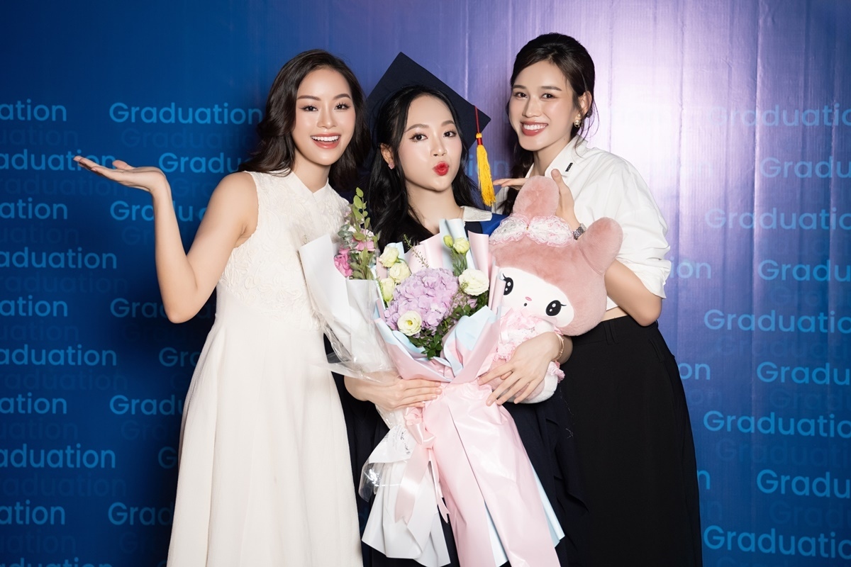 Hoa hậu Đỗ Thị Hà chung vui với Á hậu Việt Nam 2022 Trịnh Thùy Linh trong ngày cô nhận bằng tốt nghiệp đại học.
