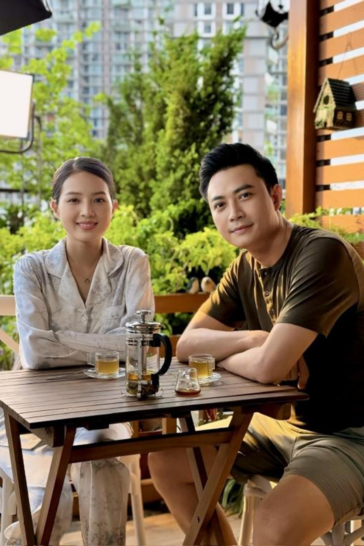 Bích Ngọc (vai Trang) và Tiến Lộc (vai Nghiêm) chia sẻ ảnh hậu trường phim Sao Kim bắn tim Sao Hỏa. (Nguồn: FBNV)