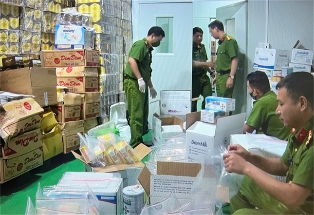 Lực lượng chức năng tiến hành kiểm tra, thu giữ một số các sản phẩm sữa tại kho hàng Công ty CP sữa Hà Lan tại TP Chí Linh, tỉnh Hải Dương