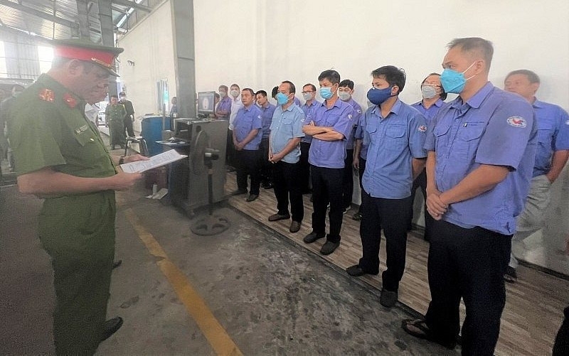 Khám xét Trung tâm đăng kiểm 60-04D. Ảnh: Công an tỉnh Đồng Nai