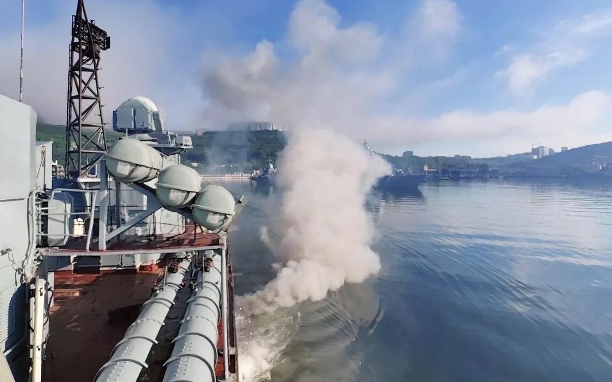 Trên 300 tàu chiến, gồm tàu mặt nước và tàu ngầm, cũng như khoảng 50 máy bay cánh cố định và trực thăng, cùng khoảng 20.000 thủy thủ tham gia cuộc tập trận hải quân quy mô lớn này.