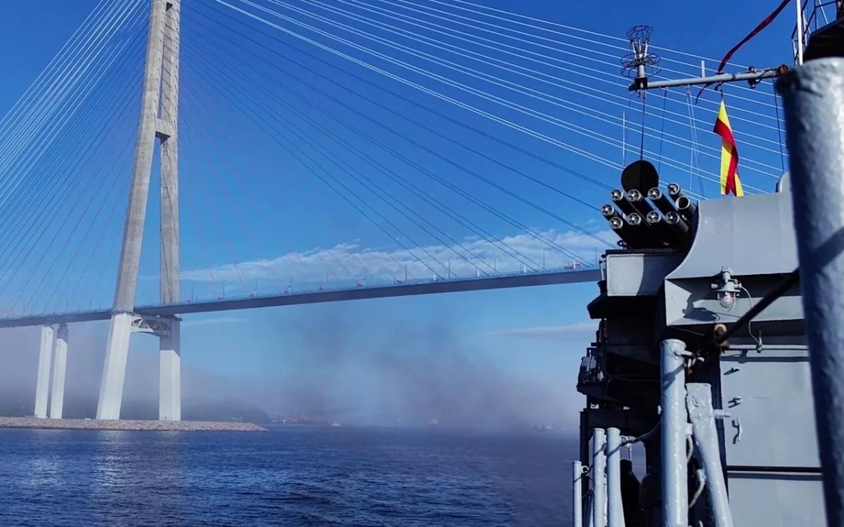 Trước đó, Tổng thống Nga Putin ca ngợi vai trò của hải quân Nga trong bảo vệ an ninh quốc gia.