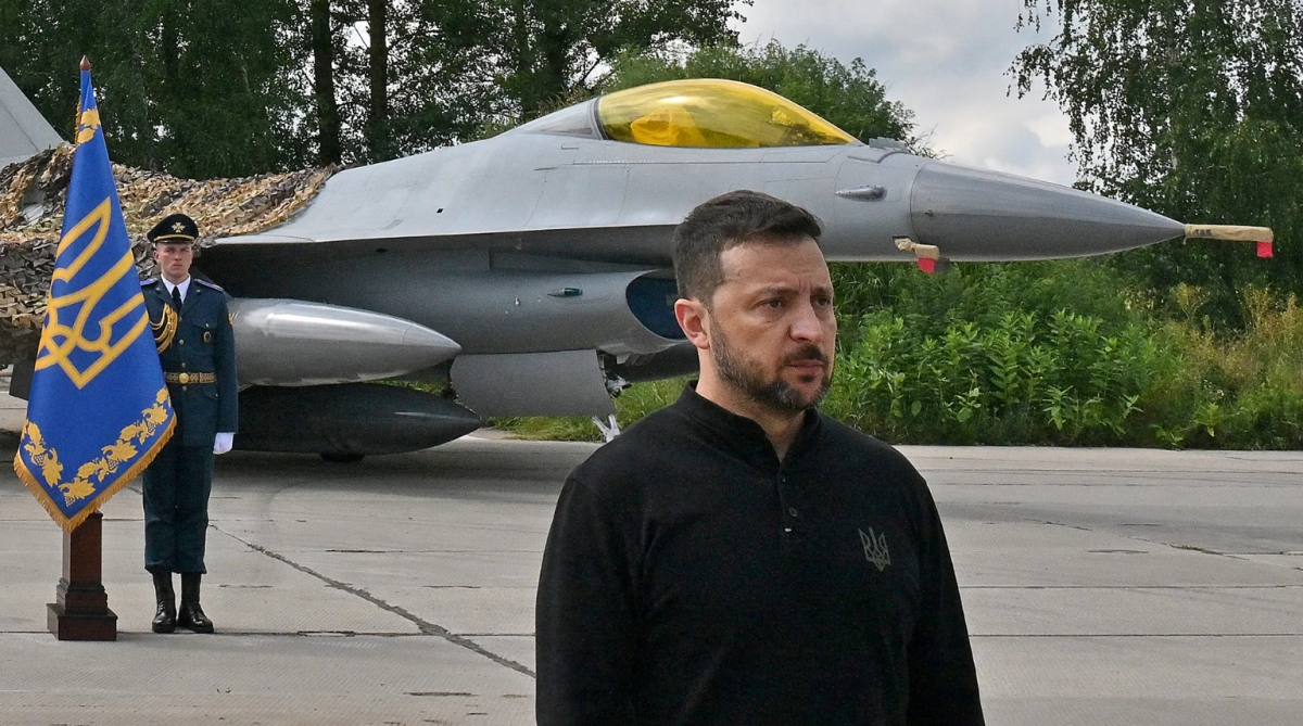 Tổng thống Ukraine Volodymyr Zelensky trong buổi lễ bàn giao F-16 đầu tiên cho không quân nước này vào đầu tháng 8. Ảnh: Reuters