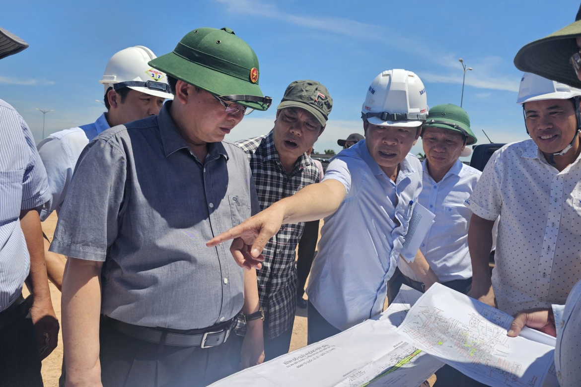 Đoàn công tác Tỉnh ủy, HĐND tỉnh Bình Định kiểm tra công tác giải phóng mặt dự án đường nối quốc lộ 1D và quốc lộ 19 mới đoạn qua thành phố Quy Nhơn.