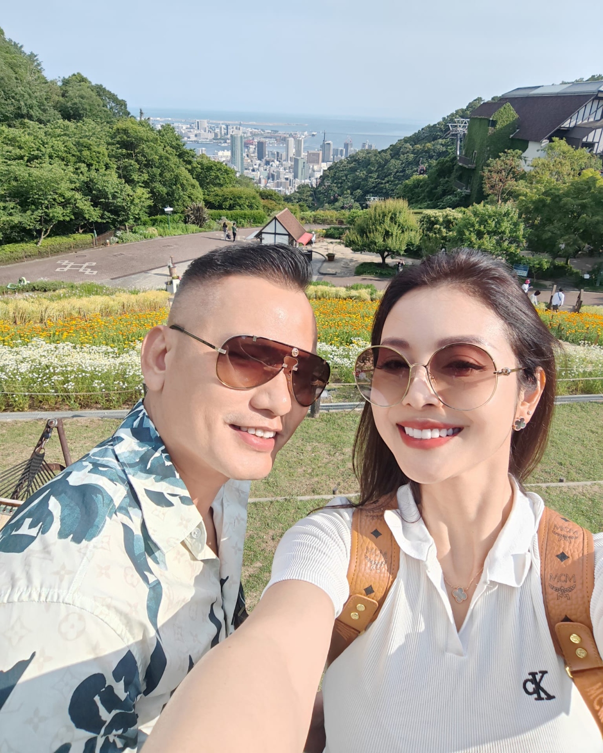 Jennifer Phạm đi du lịch cùng ông xã. Hai vợ chồng được khen trẻ trung và vẫn tình tứ sau khi có ba con. (Nguồn: FBNV)