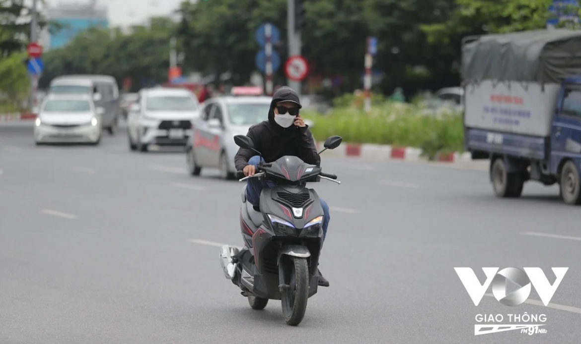 Sự nguy hiểm của việc sử dụng điện thoại khi tham gia giao thông là thực tế. Chính vì vậy, luật pháp đã có những quy định về xử lý những vi phạm này, thế nhưng cấm thì vẫn cấm, còn vi phạm thì vẫn tràn lan...Từ người tham gia giao thông bình thường, đến phổ biến và nhức nhối nhất hiện nay là những lái xe công nghệ. Có thể bắt gặp hình ảnh những người lái xe công nghệ "nghênh ngang" trên đường, tay cầm điện thoại, mắt chăm chú nhìn màn hình chứ không nhìn đường, khiến người khác muốn an toàn phải chủ động tránh né... Đã có rất nhiều trường hợp gây tai nạn giao thông vì những hành vi này.