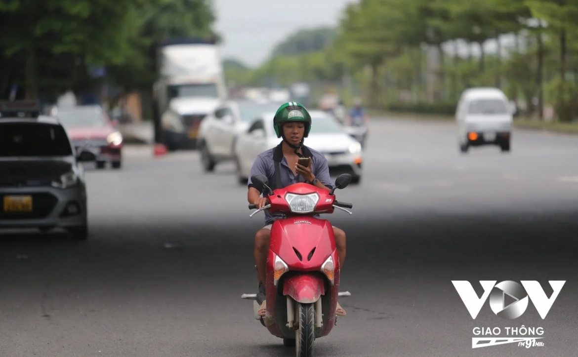 Mắt nhìn điện thoại chứ không nhìn đường