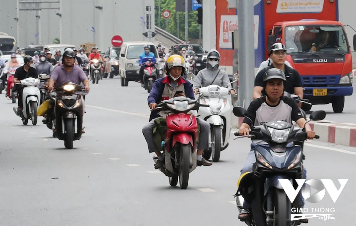 Việc dùng một tay điều khiển xe máy, một tay sử dụng điện thoại khi tham gia giao thông với nhiều người là điều bình thường, và ngay cả với chúng ta những người không dùng điện thoại khi tham gia giao thông cũng cho rằng đó là điều bình thường, và không có gì đáng lên án...