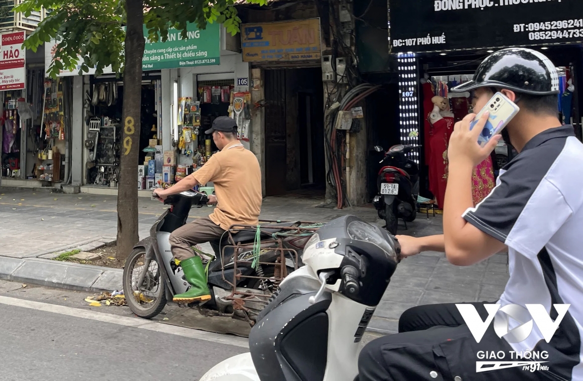 Việc sử dụng điện thoại khi tham gia giao thông, có lẽ nguy hiểm không kém gì việc điều khiển xe máy, ô tô và các phương tiện giao thông khác khi trong người có nồng độ cồn. Bởi khi nghe hoặc chăm chú xem điện thoại trên đường, rất dễ bị phân tâm và nguy cơ gây tai nạn là điều khó tránh khỏi... Thế nhưng, hiện nay chúng ta vẫn chưa coi trọng việc xử lý nghiêm khắc những hành vi này, giống như đang làm với việc cấm rượu bia khi tham gia giao thông???....