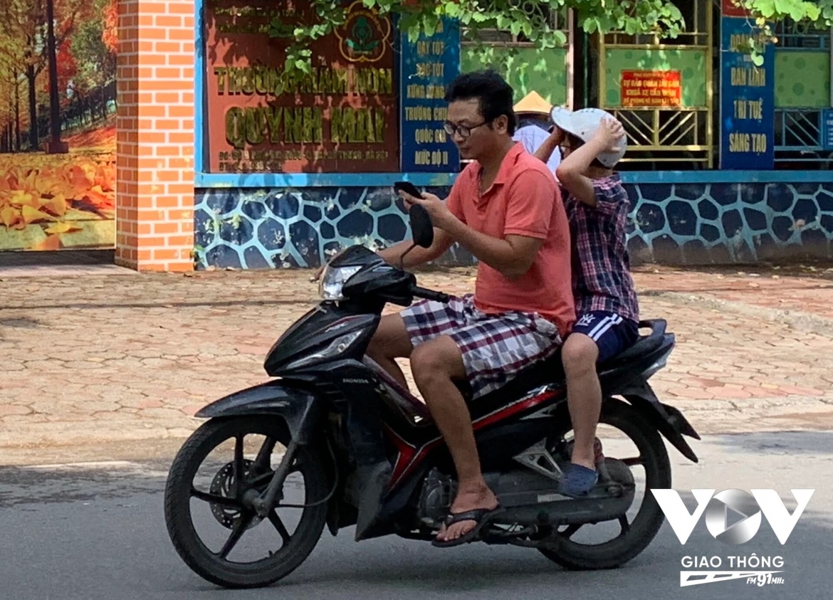 Một phụ huynh đón con đi học về...