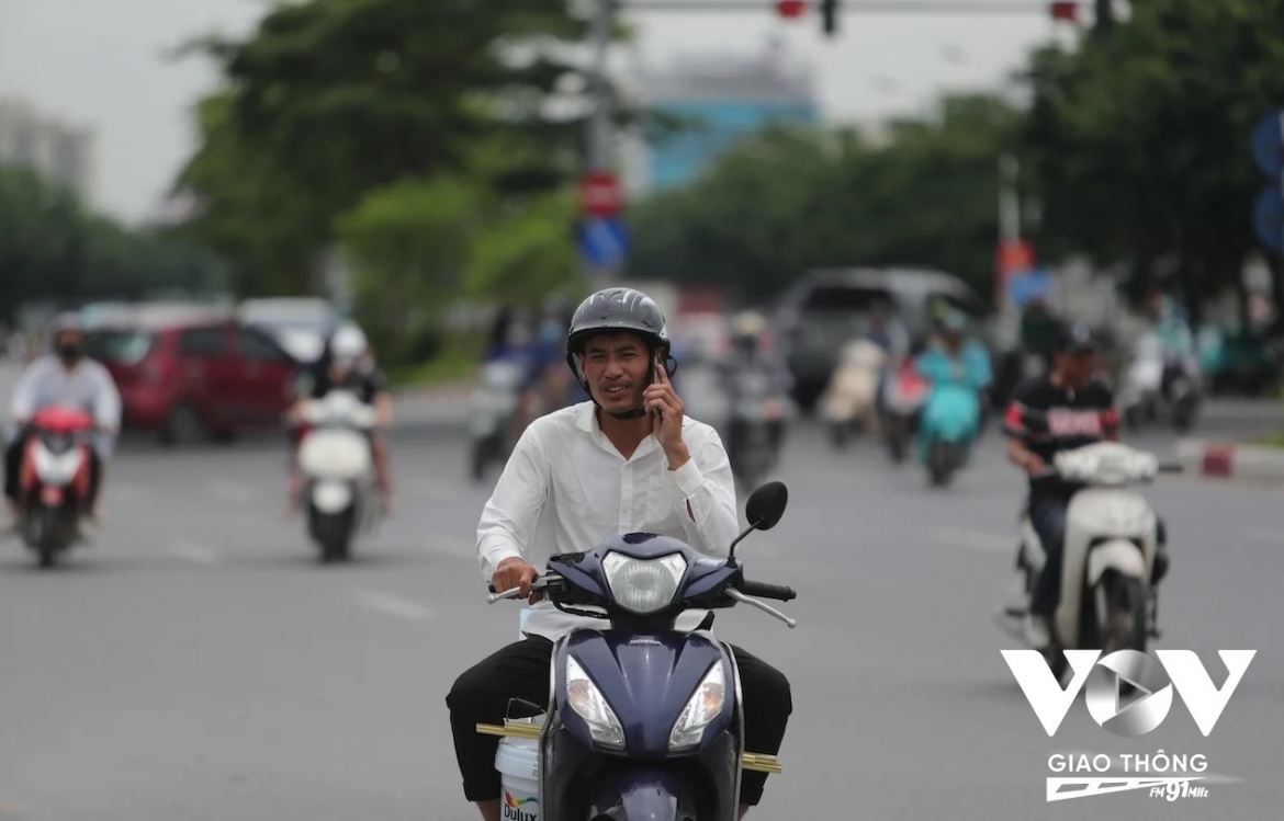 Việc xử lý vi phạm đã được quy định trong luật. Đã có thời điểm lực lượng chức năng ra quân xử lý những trường hợp sử dụng điện thoại khi tham gia giao thông, nhưng rồi tất cả lại đâu vào đó, người ta vẫn coi việc một tay lái xe, một tay cầm điện thoại nghe cuộc gọi, hoặc thậm chí là lướt mạng xã hội khi đi xe là chuyện hết sức bình thường. Ngay cả trên đường quốc lộ, đường cao tốc, nhiều người điều khiển xe máy, ô tô cũng "vô tư" sử dụng điện thoại, bất chấp an toàn của bản thân và người đi đường.
