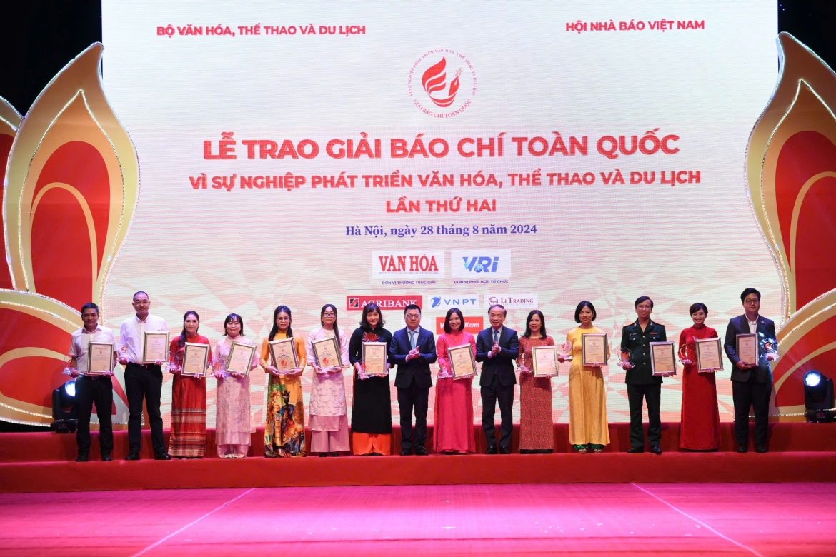 Các tác giả nhận giải Nhì