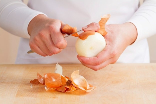 Vỏ hành tây đem đun nước uống giúp tăng cường hệ miễn dịch. Ảnh: Stock Food