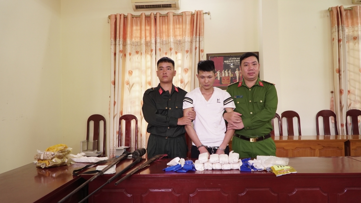 Đối tượng Sùng A Vờ cùng tang vật vụ án