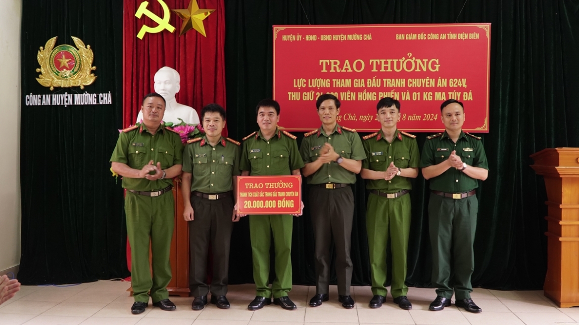 Đại tá Ngô Thanh Bình - Giám đốc Công an tỉnh Điện Biên khen thưởng Ban chuyên án