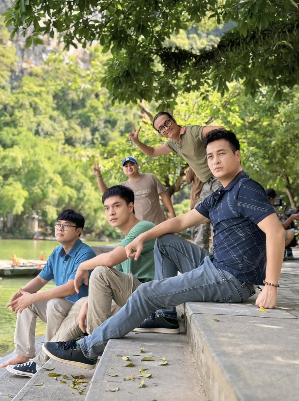 Anh Đức, Thái Sơn và Tô Dũng khoe ảnh hậu trường phim "Vui lên nào anh em ơi". (Nguồn: FBNV)
