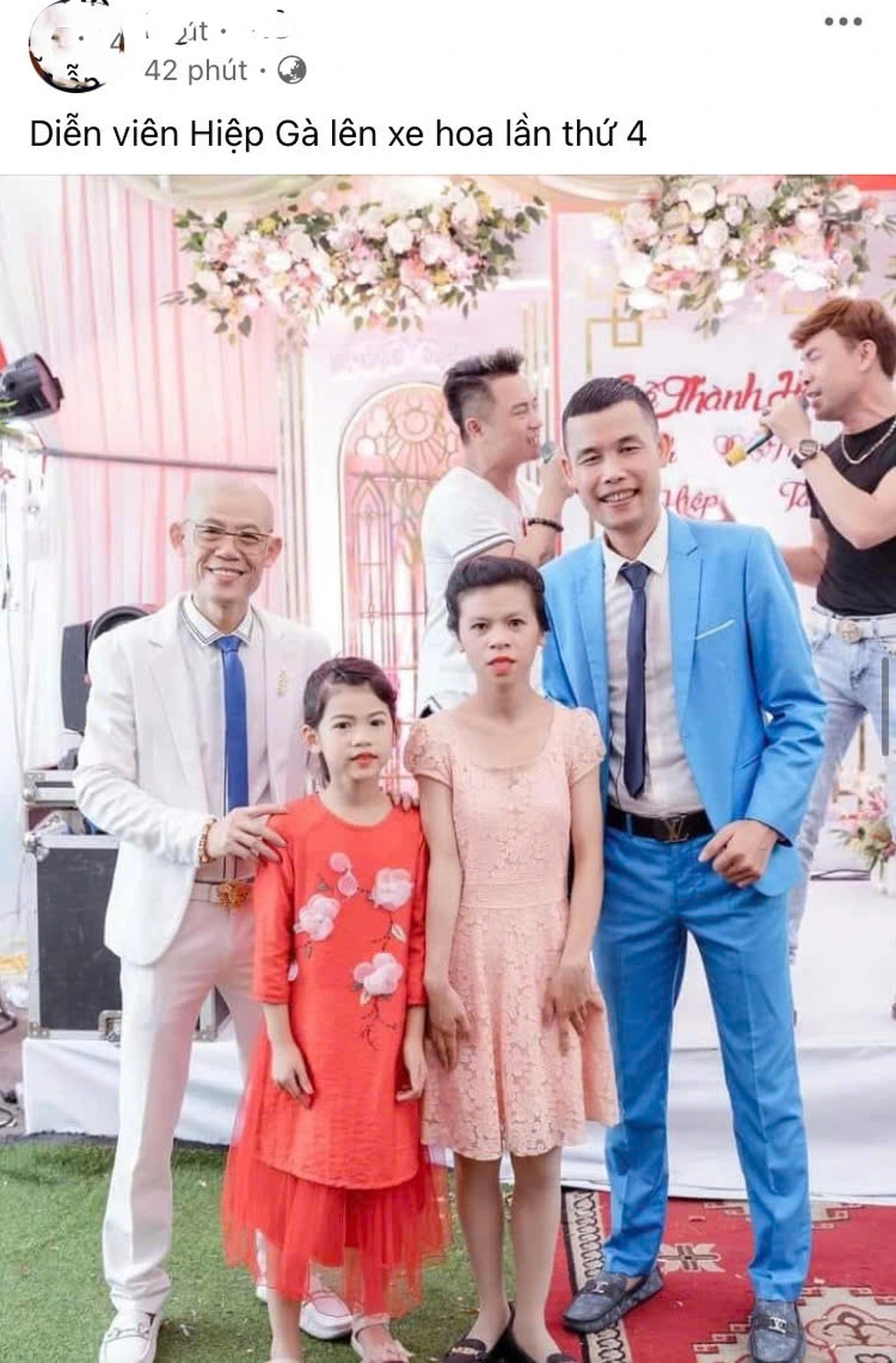 Trước tin đồn đã làm đám cưới lần 4 với bạn gái kém 3 tuổi, diễn viên Hiệp Gà đã chính thức lên tiếng. “Bức ảnh được lan truyền là tôi chụp cách đây 10 năm rồi. Ngày đó, tôi làm chủ hôn cho anh áo trắng đứng phía trái của bức ảnh, không hiểu sao bây giờ có người đưa ra để đùa cợt như vậy...", Hiệp Gà nói.