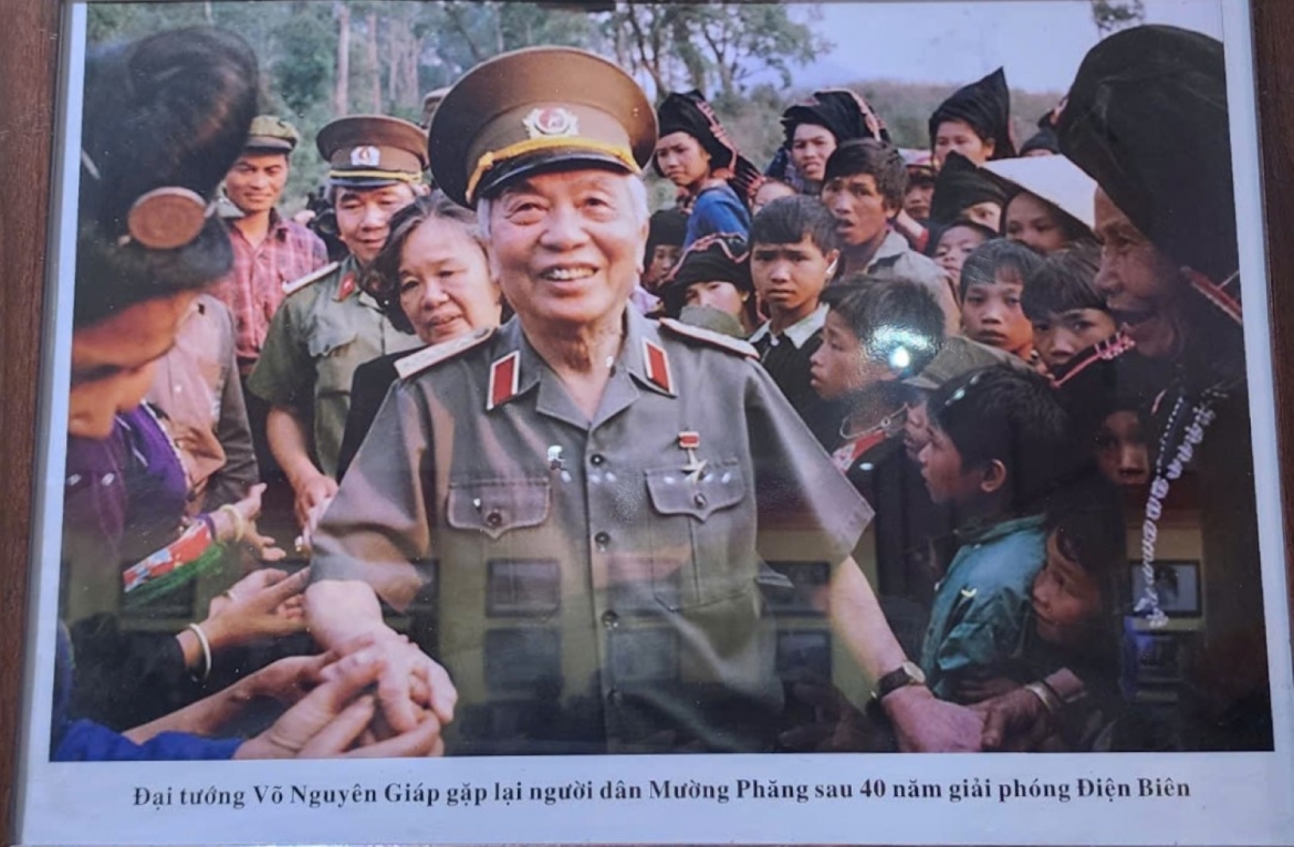 Ảnh Đại tướng Võ Nguyên Giáp với nhân dân tỉnh Điện Biên, tại triển lãm