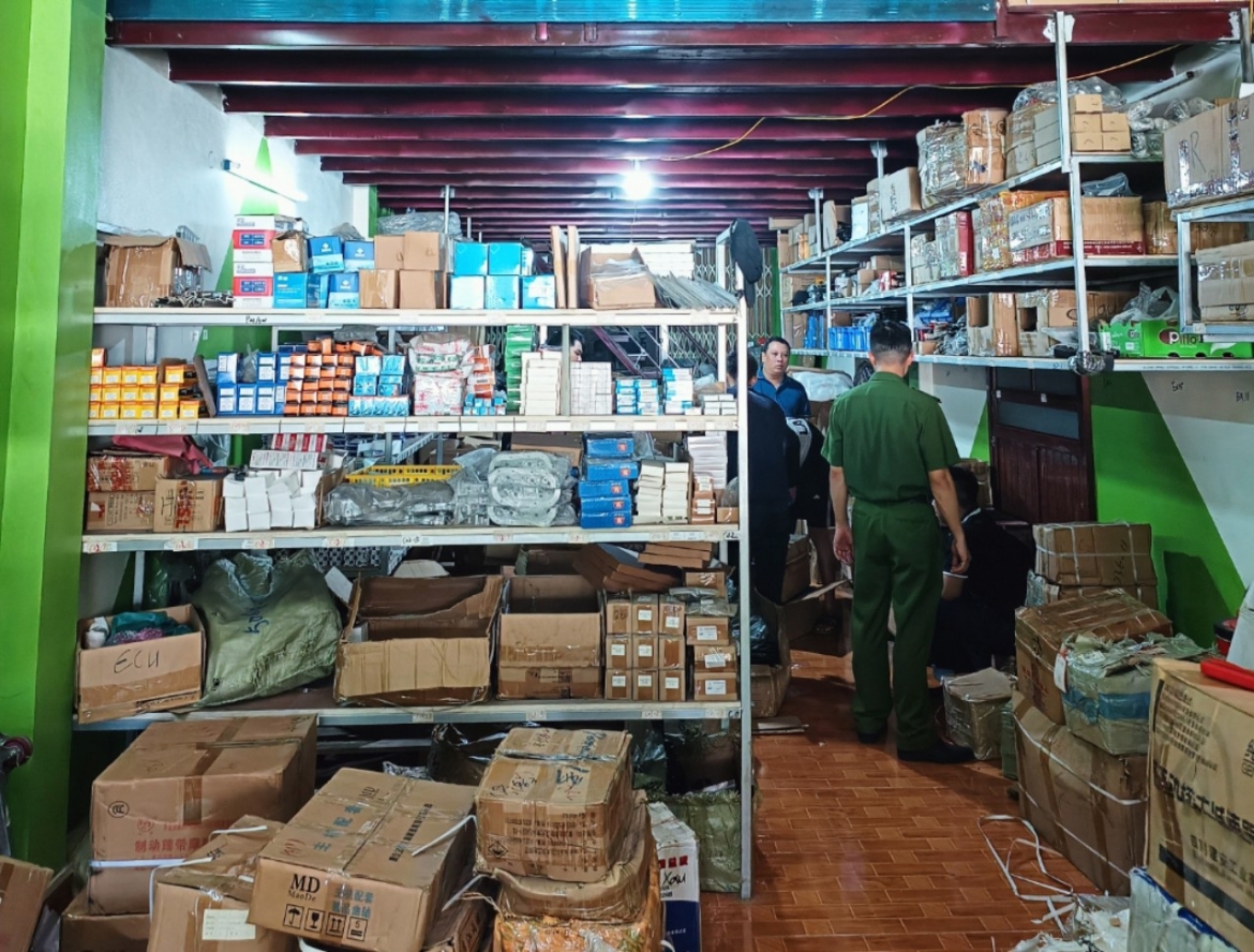 Lực lượng chức năng Bắc Ninh kiểm tra kho hàng nhập lậu phụ tùng ô tô ở phường Võ Cường