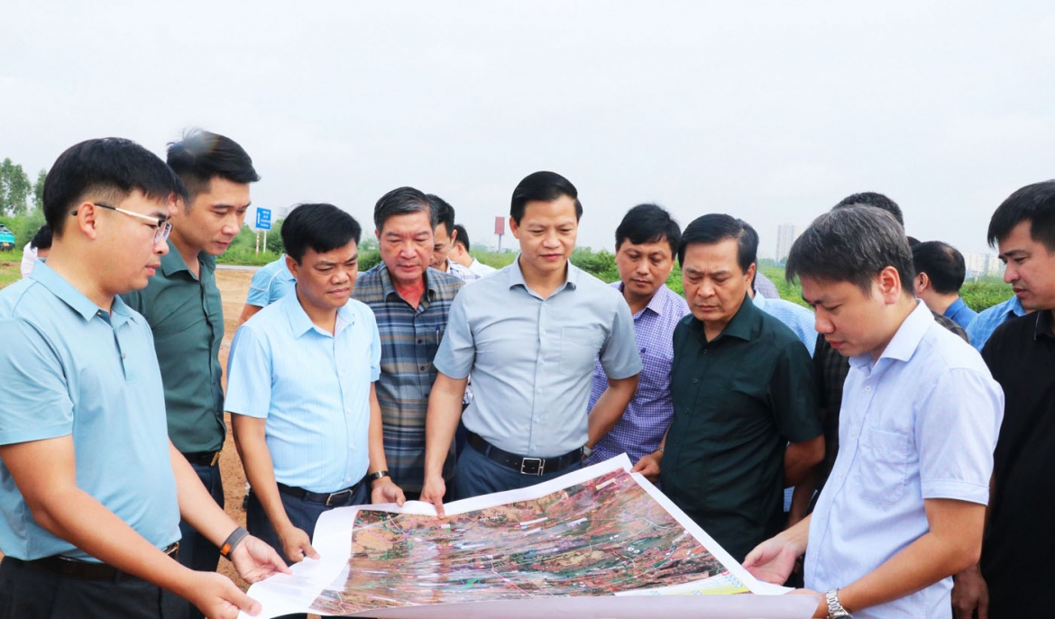 Chủ tịch UBND tỉnh Bắc Ninh Vương Quốc Tuấn kiểm tra tiến độ dự án, đoạn qua địa bàn phường Khắc Niệm, TP Bắc Ninh