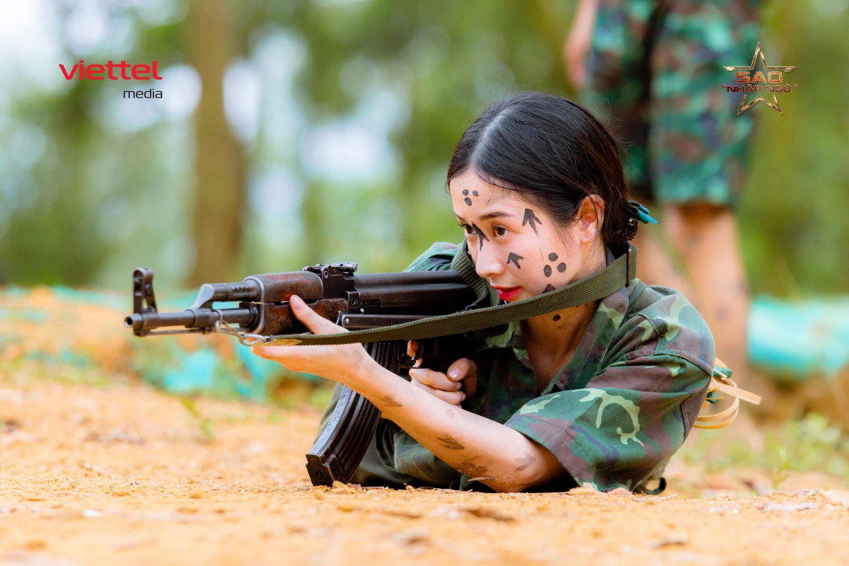 Jun Vũ trong thử thách dùng pháo tay đánh phá mục tiêu