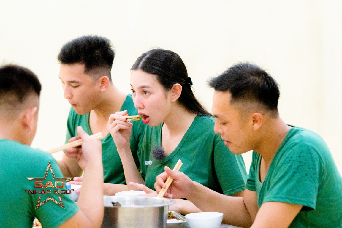 Hoa hậu Thùy Tiên dùng bữa tối ngon miệng