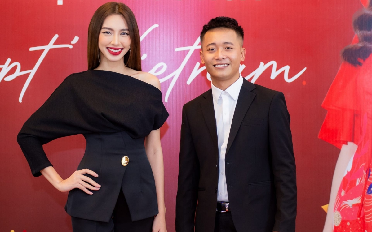 Thùy Tiên phủ nhận sắp cưới Quang Linh. Cô cho biết cả hai chỉ là bạn bè. "Những tin nhắn gán ghép là không đúng sự thật. Chúng tôi là bạn bè nên mới cùng nhau làm được nhiều dự án. Mong mọi người hiểu", cô nói.