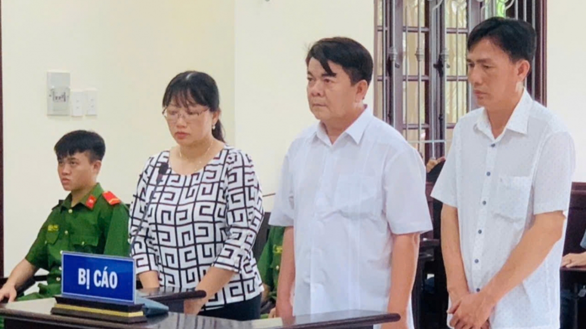 Các bị cáo Hà Tấn Bình Đẳng, Nguyễn Văn Lành, Huỳnh Thị Hồng Đoan (từ phải qua) tại tòa 