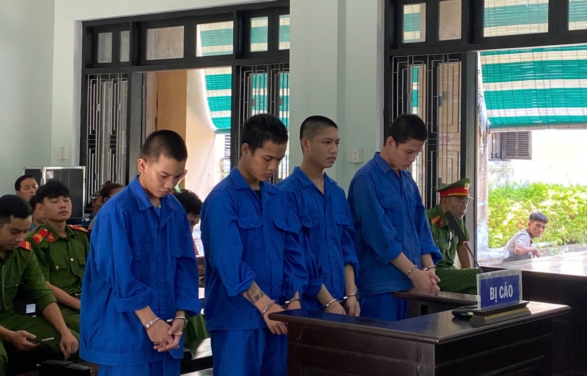 Bốn đối tượng trong đường dây vận chuyển hơn 14.000 viên ma túy từ Lào về Huế.