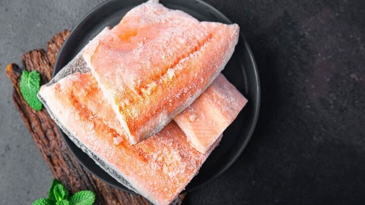 Rã đông đúng cách sẽ giúp cá hồi giữ nguyên được độ tươi ngon và hương vị ban đầu (Ảnh: Tasting Table)