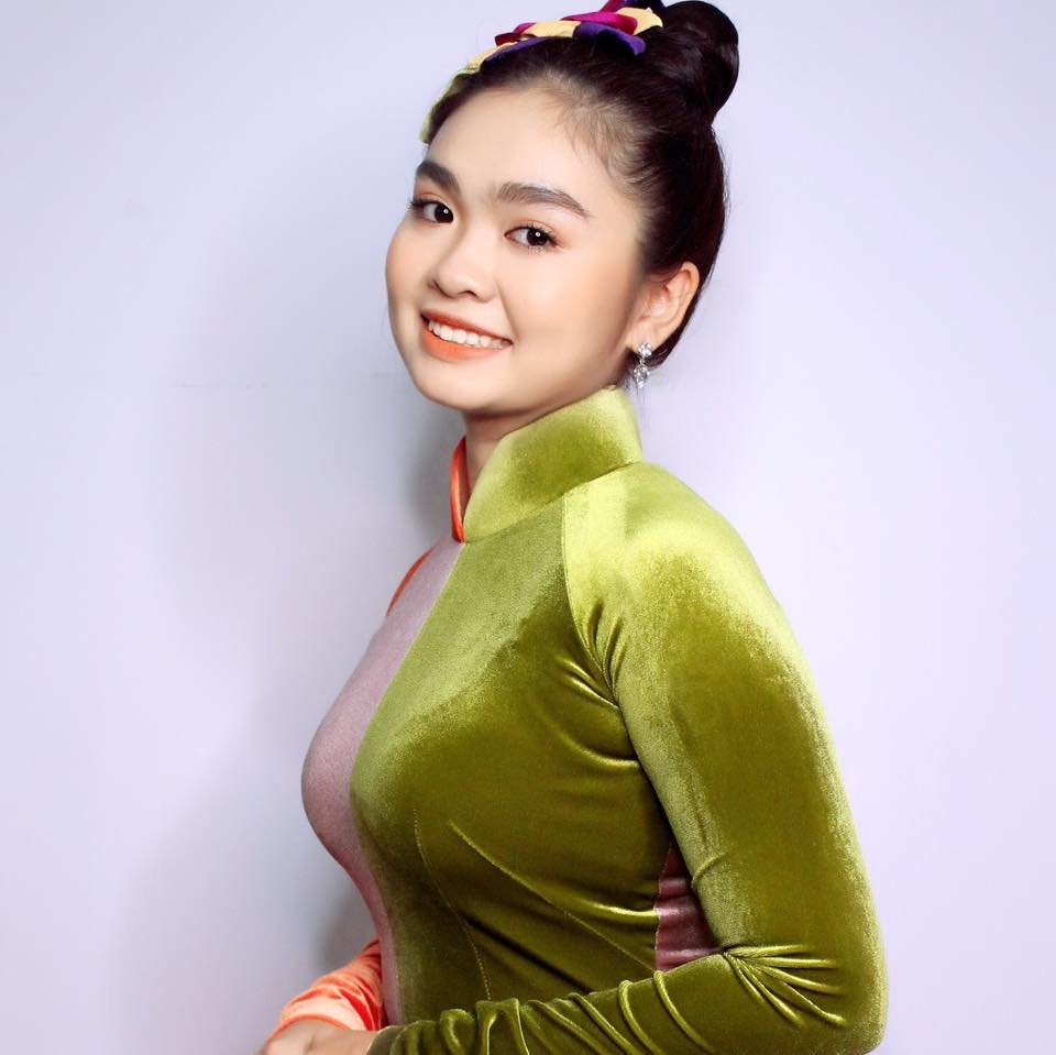 Sao Việt 29/8: Ca sĩ Thiện Nhân cho biết cô đã có gia đình nhỏ, được mẹ chồng yêu thương. Cô mong khán giả ủng hộ, yêu thương gia đình mình. Ca sĩ từ chối chia sẻ cụ thể chuyện tình cảm vì muốn giữ sự riêng tư. Theo một nguồn tin, Thiện Nhân nói đang chung sống với bạn gái Ngân Trác.