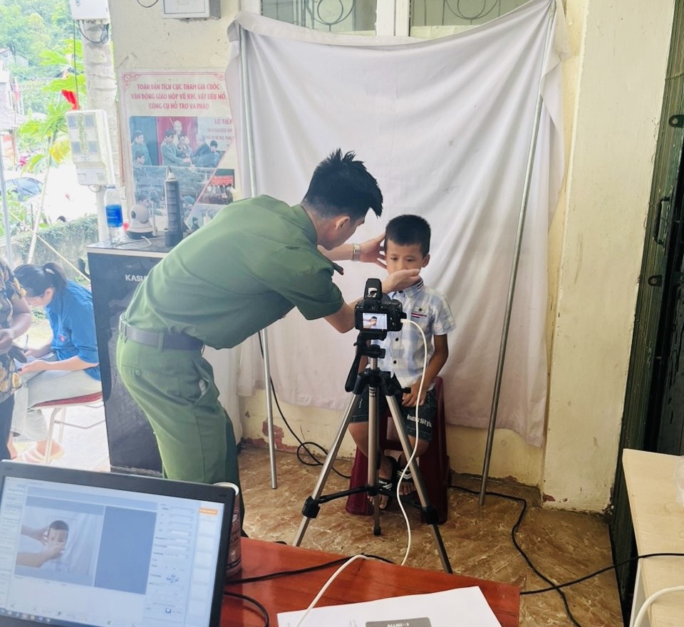 Các bậc phụ huynh đã hiểu quyền, nghĩa vụ nên chủ động đưa con em đến các điểm cấp căn cước