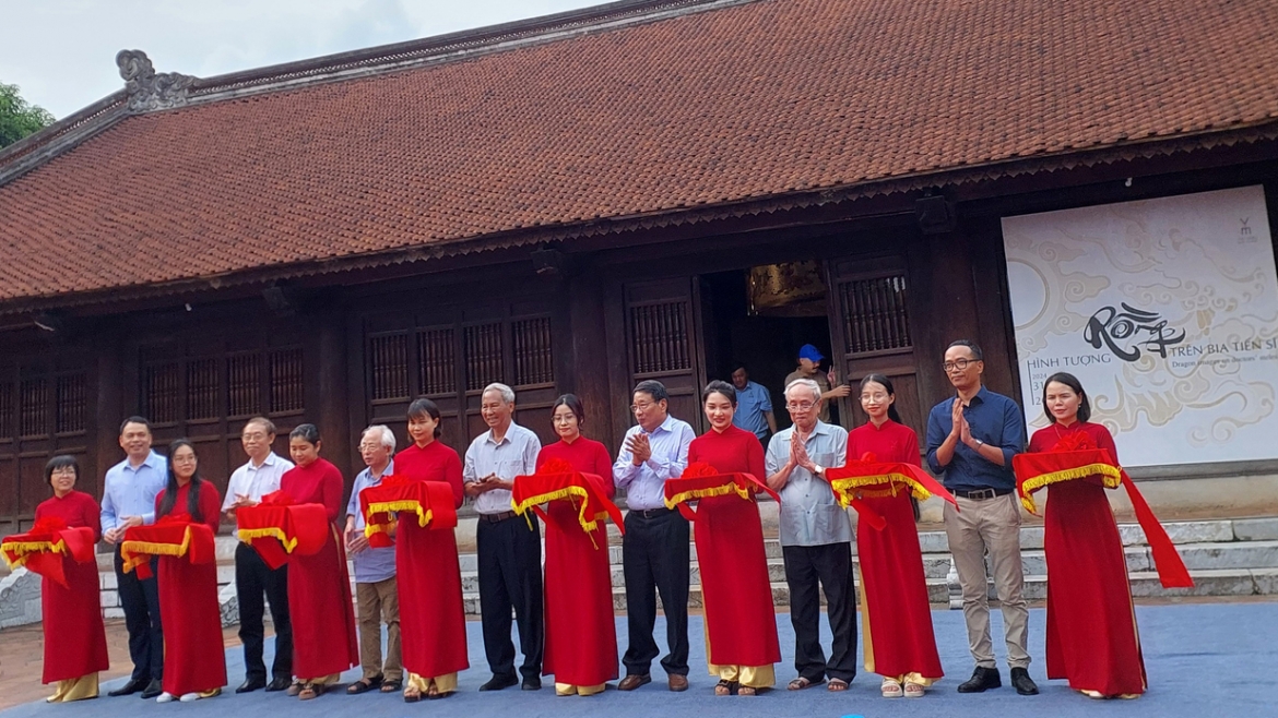 Các đại biểu và Ban tổ chức cắt băng khai mạc triển lãm