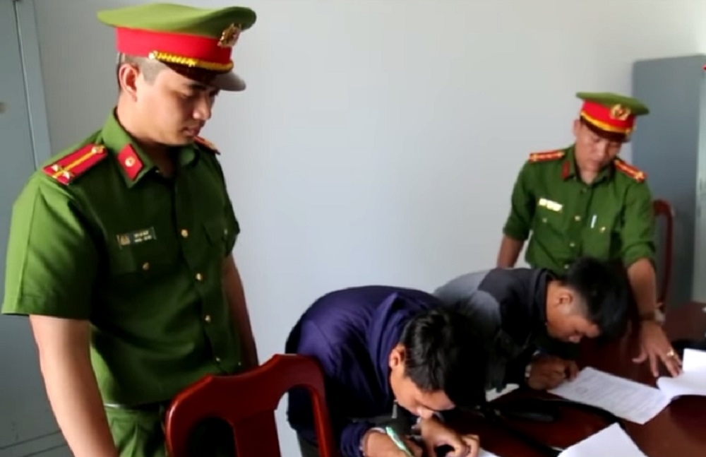 Các đối tượng tại cơ quan công an.